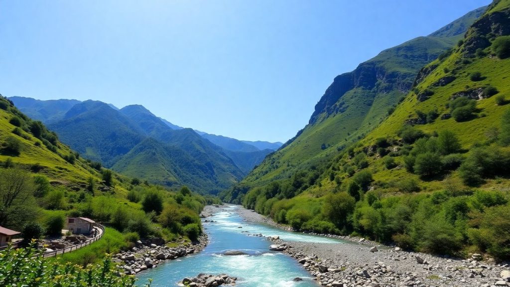 Munți verzi, râu curgând, peisaj natural însorit.